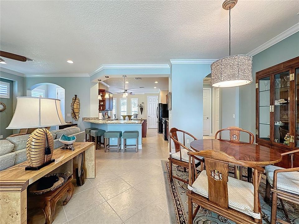 For Sale: $349,900 (2 beds, 2 baths, 1613 Square Feet)