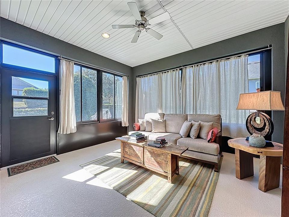 For Sale: $349,900 (2 beds, 2 baths, 1613 Square Feet)