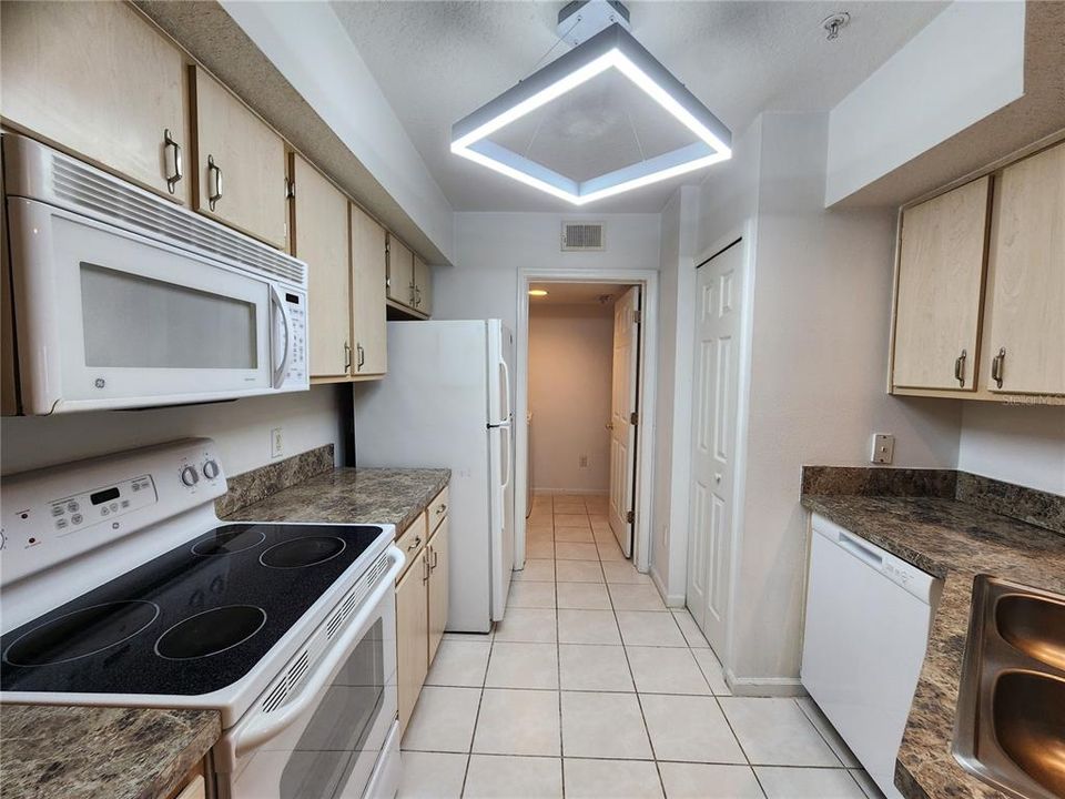 For Rent: $1,850 (2 beds, 2 baths, 1013 Square Feet)