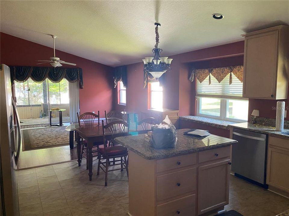 待售: $489,000 (4 贝兹, 2 浴室, 1928 平方英尺)