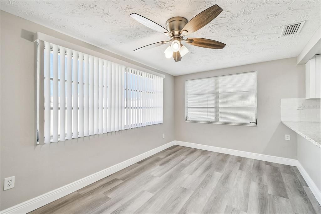 待售: $270,000 (3 贝兹, 2 浴室, 1330 平方英尺)