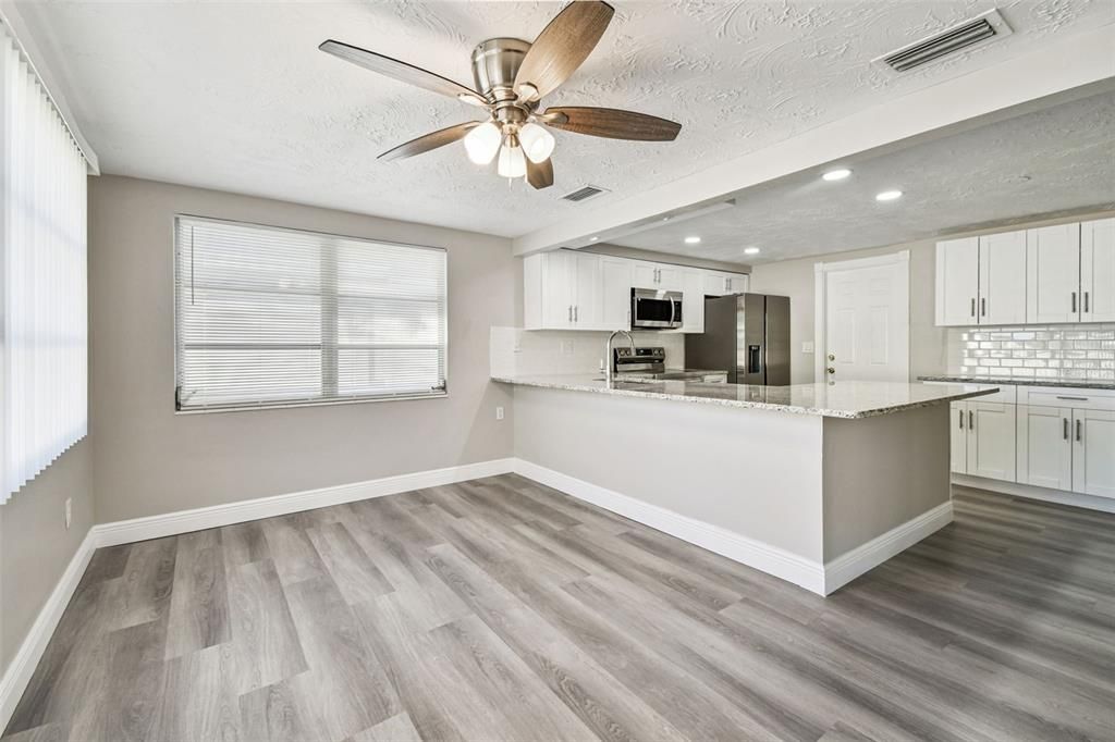 待售: $270,000 (3 贝兹, 2 浴室, 1330 平方英尺)