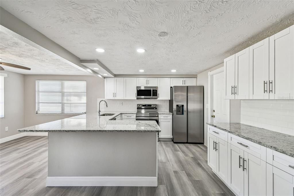 待售: $270,000 (3 贝兹, 2 浴室, 1330 平方英尺)