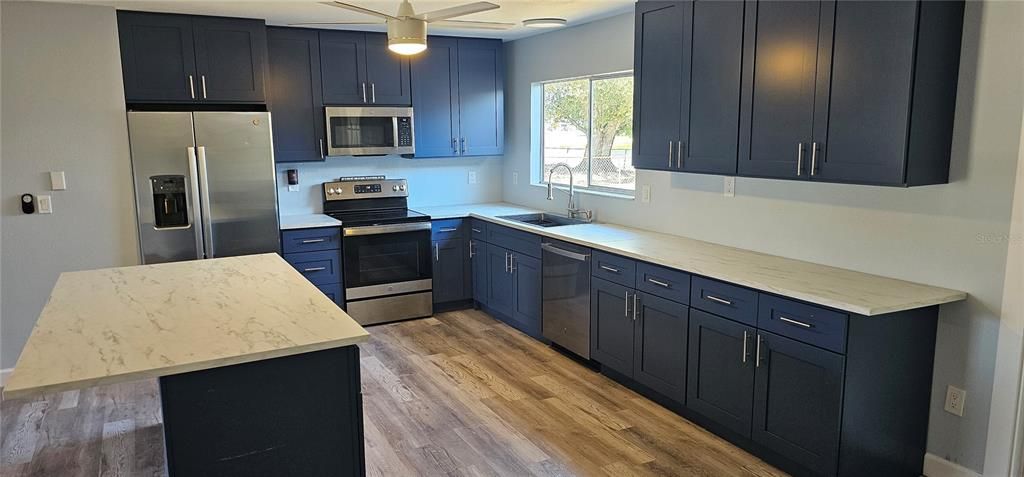 合同活跃: $249,900 (3 贝兹, 2 浴室, 1320 平方英尺)