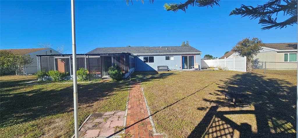 合同活跃: $249,900 (3 贝兹, 2 浴室, 1320 平方英尺)