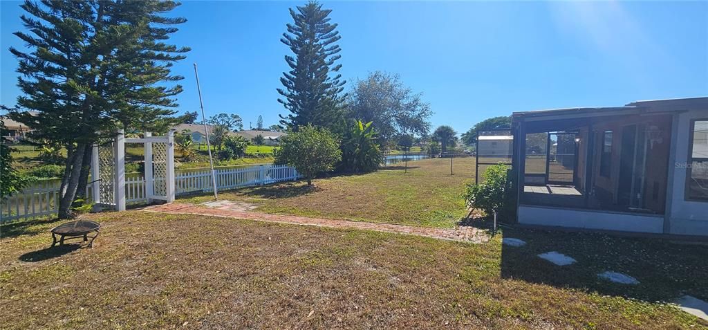 合同活跃: $249,900 (3 贝兹, 2 浴室, 1320 平方英尺)