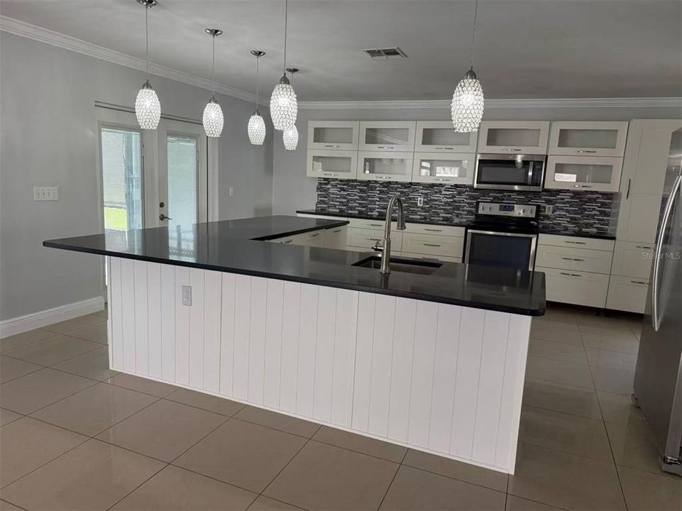 В аренду: $3,300 (6 спален, 4 ванн, 3577 Квадратных фут)