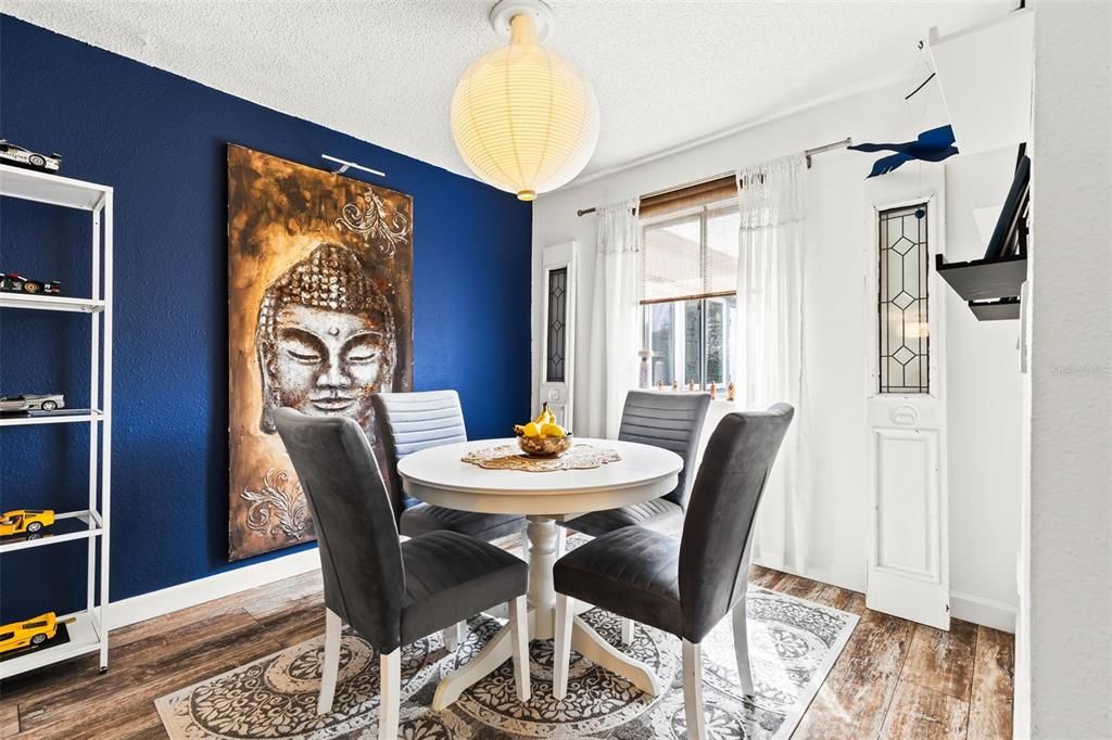 For Rent: $1,300 (1 beds, 1 baths, 726 Square Feet)