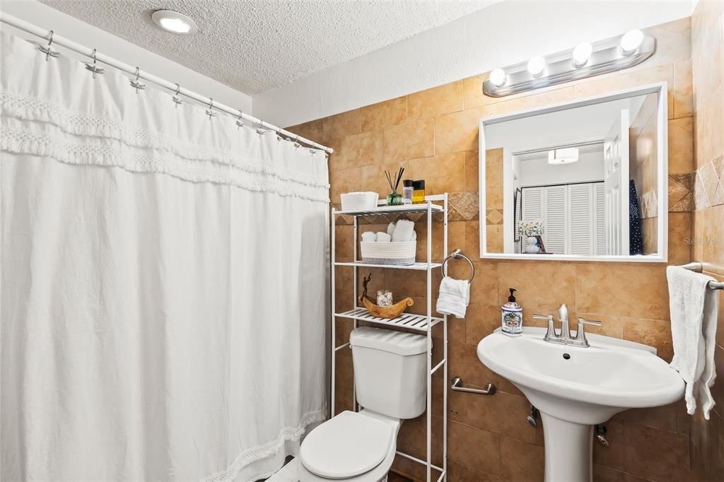 For Rent: $1,300 (1 beds, 1 baths, 726 Square Feet)