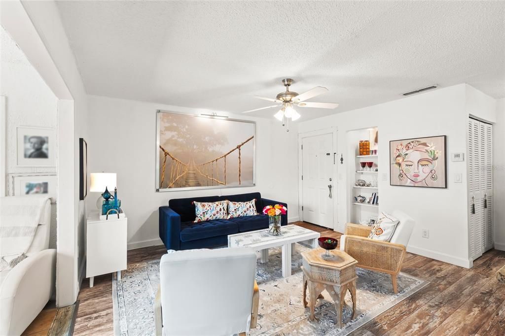 For Rent: $1,300 (1 beds, 1 baths, 726 Square Feet)