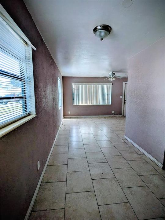 合同活跃: $195,000 (3 贝兹, 1 浴室, 968 平方英尺)