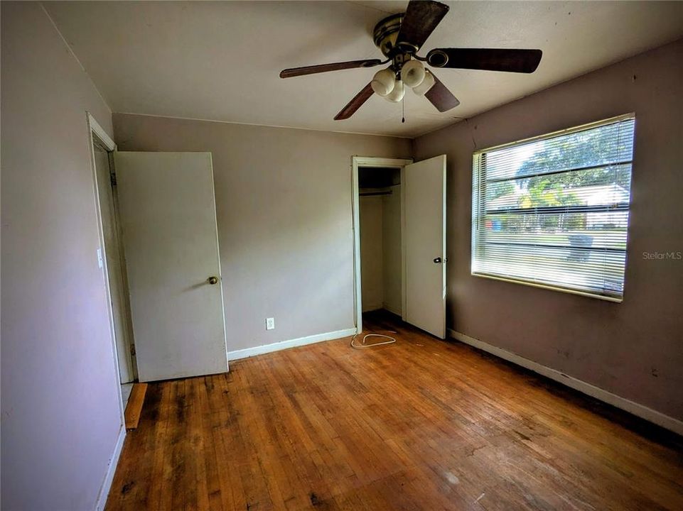 合同活跃: $195,000 (3 贝兹, 1 浴室, 968 平方英尺)