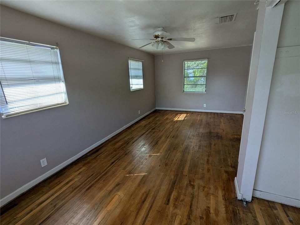 合同活跃: $195,000 (3 贝兹, 1 浴室, 968 平方英尺)