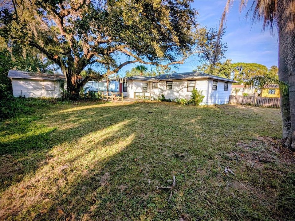 合同活跃: $195,000 (3 贝兹, 1 浴室, 968 平方英尺)