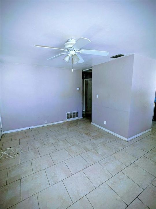 合同活跃: $195,000 (3 贝兹, 1 浴室, 968 平方英尺)