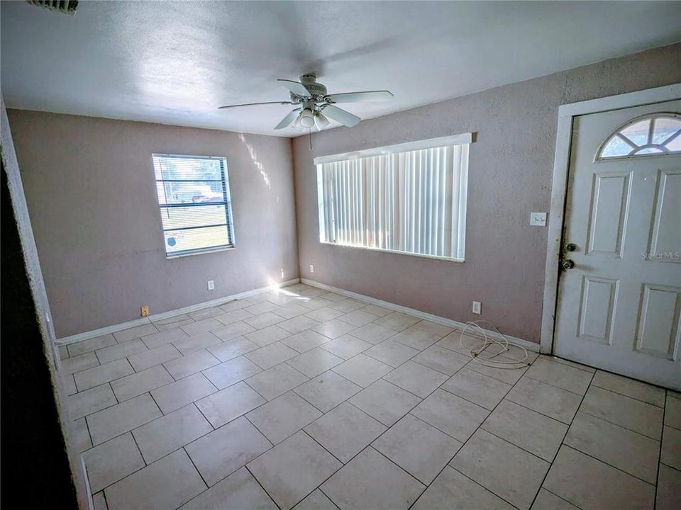 合同活跃: $195,000 (3 贝兹, 1 浴室, 968 平方英尺)