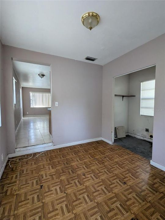 合同活跃: $195,000 (3 贝兹, 1 浴室, 968 平方英尺)