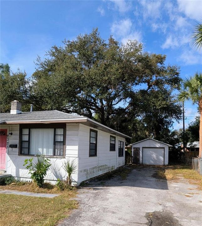 合同活跃: $195,000 (3 贝兹, 1 浴室, 968 平方英尺)