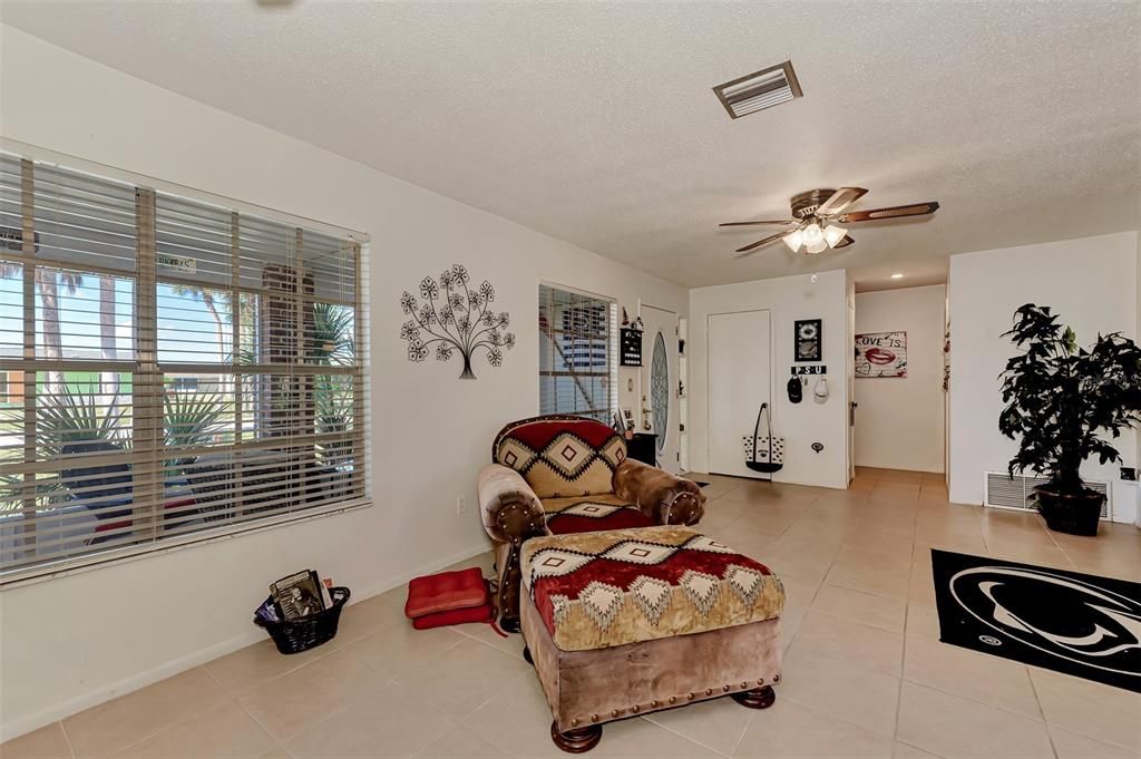 待售: $199,000 (2 贝兹, 2 浴室, 1270 平方英尺)