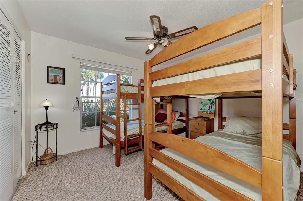 待售: $199,000 (2 贝兹, 2 浴室, 1270 平方英尺)