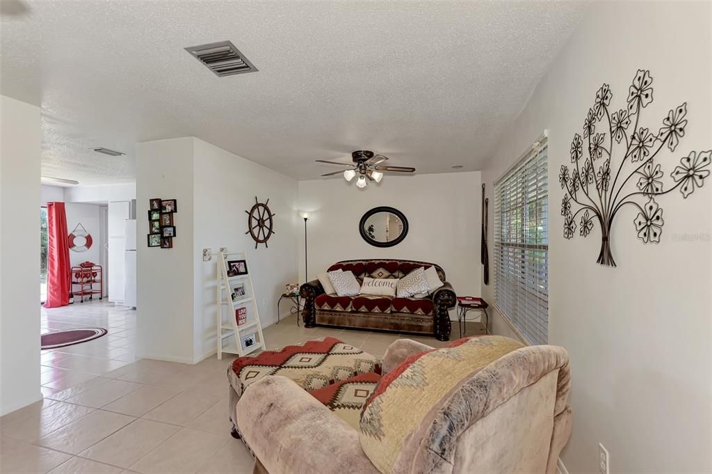 待售: $199,000 (2 贝兹, 2 浴室, 1270 平方英尺)