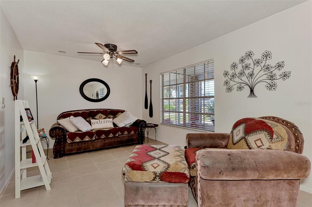 待售: $199,000 (2 贝兹, 2 浴室, 1270 平方英尺)