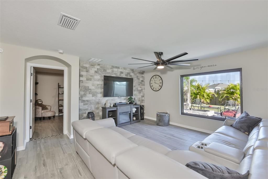 Activo con contrato: $334,900 (4 camas, 2 baños, 1846 Pies cuadrados)