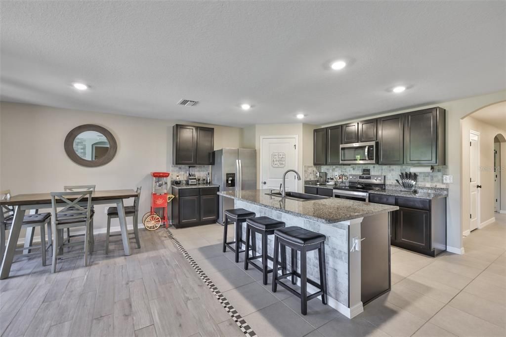 Activo con contrato: $334,900 (4 camas, 2 baños, 1846 Pies cuadrados)