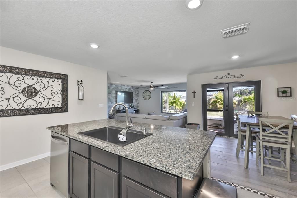 Activo con contrato: $334,900 (4 camas, 2 baños, 1846 Pies cuadrados)