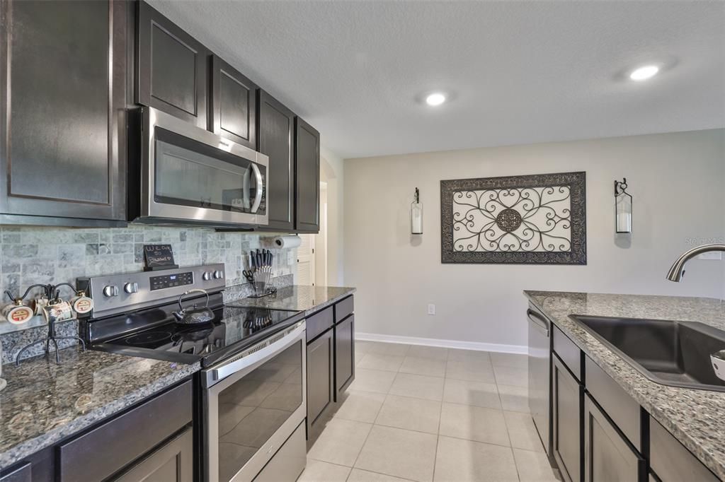 Activo con contrato: $334,900 (4 camas, 2 baños, 1846 Pies cuadrados)