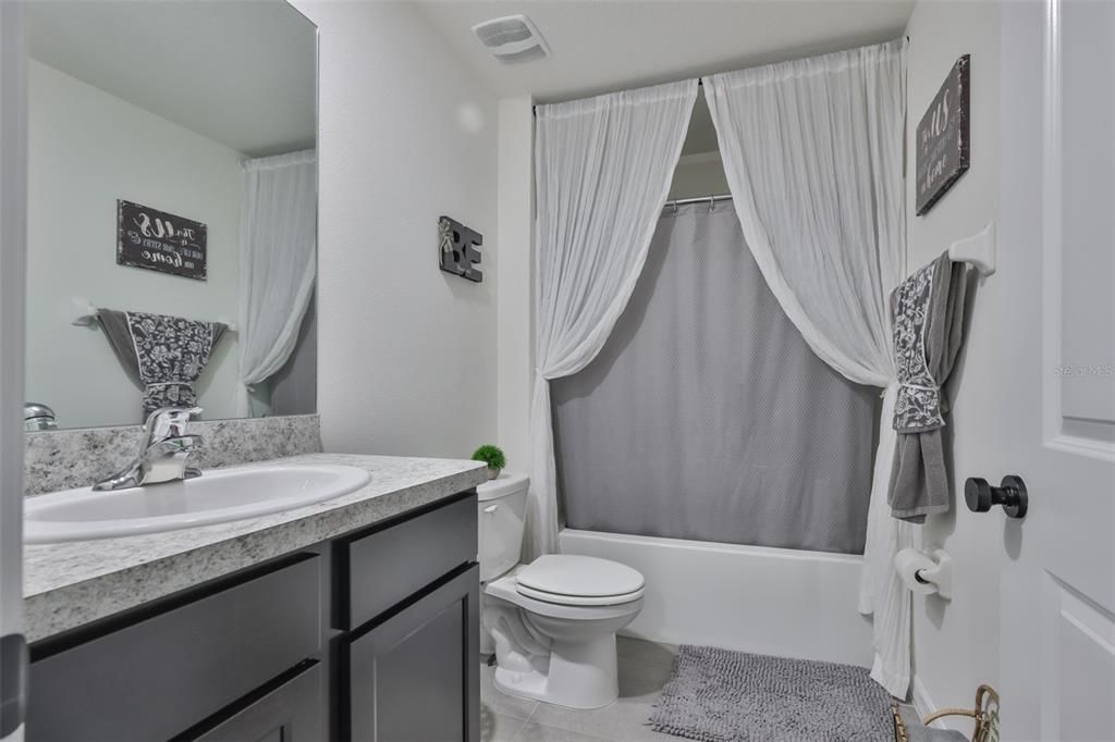 Activo con contrato: $334,900 (4 camas, 2 baños, 1846 Pies cuadrados)