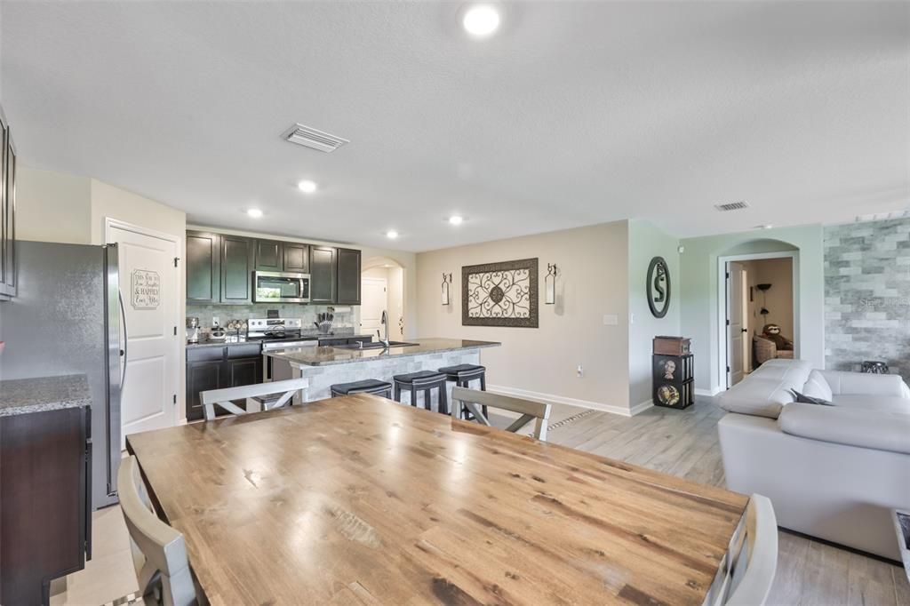 Activo con contrato: $334,900 (4 camas, 2 baños, 1846 Pies cuadrados)