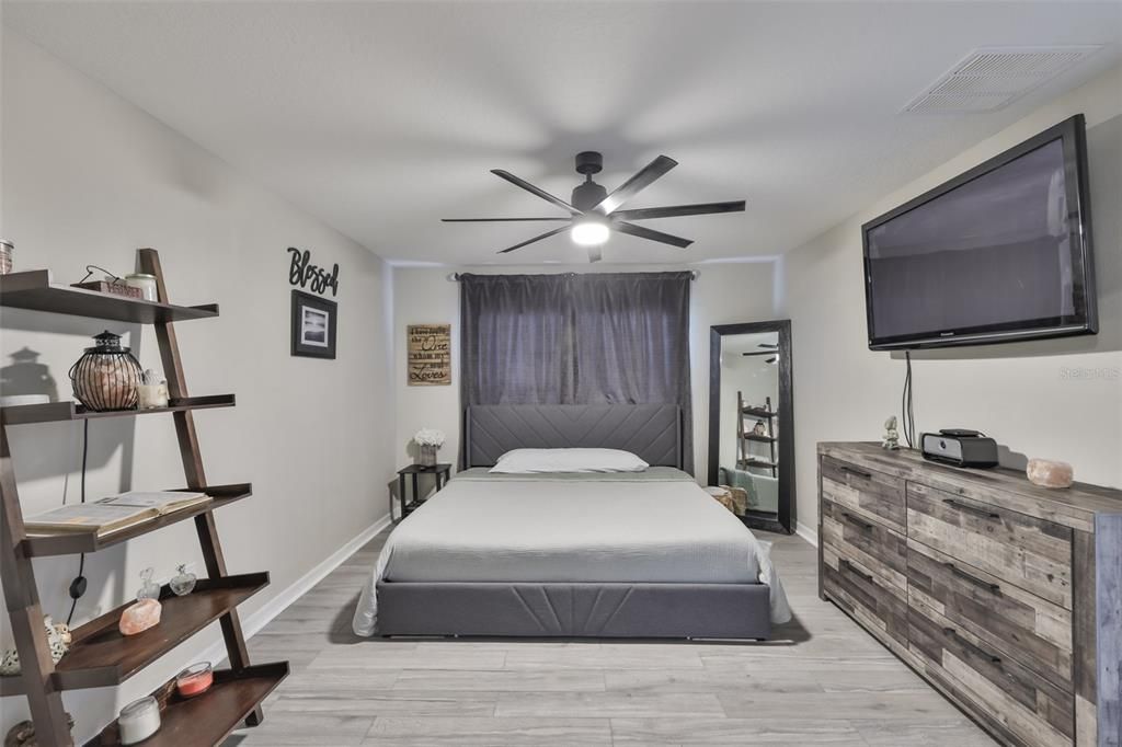 Activo con contrato: $334,900 (4 camas, 2 baños, 1846 Pies cuadrados)