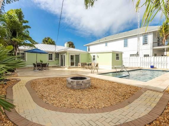 For Sale: $799,900 (3 beds, 2 baths, 1423 Square Feet)