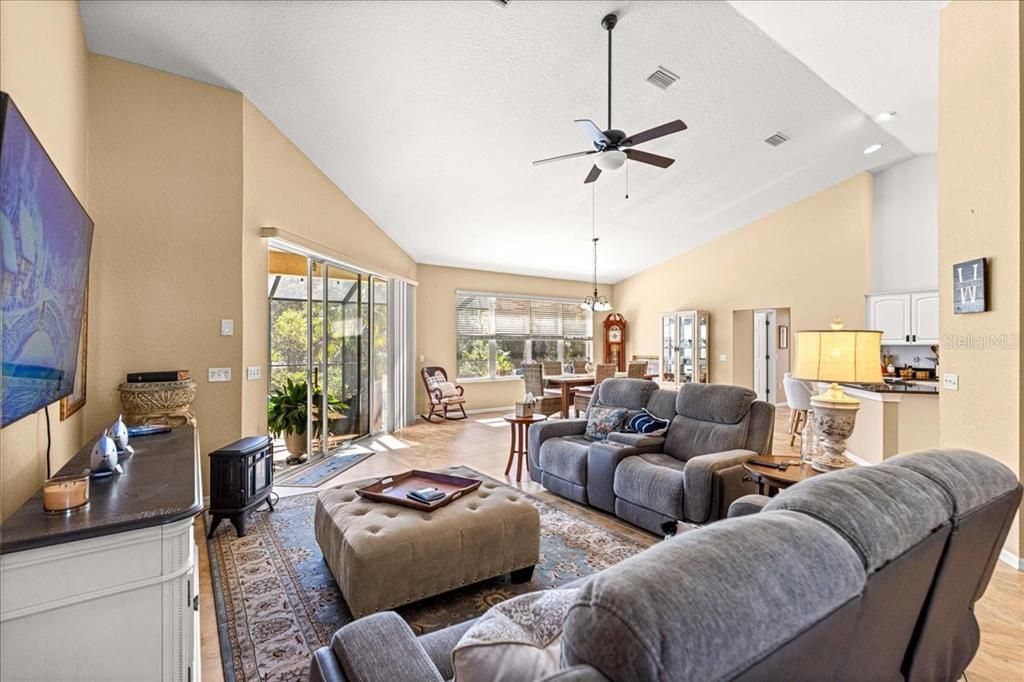 En Venta: $420,000 (3 camas, 2 baños, 2117 Pies cuadrados)