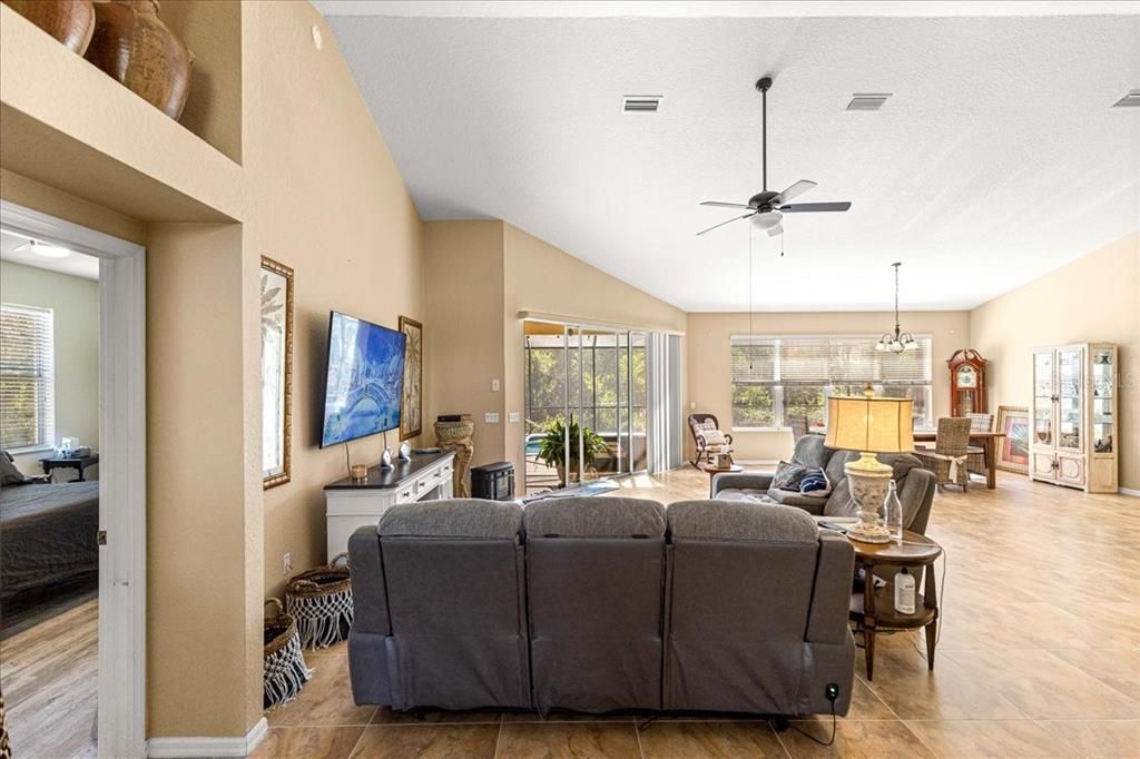 En Venta: $420,000 (3 camas, 2 baños, 2117 Pies cuadrados)