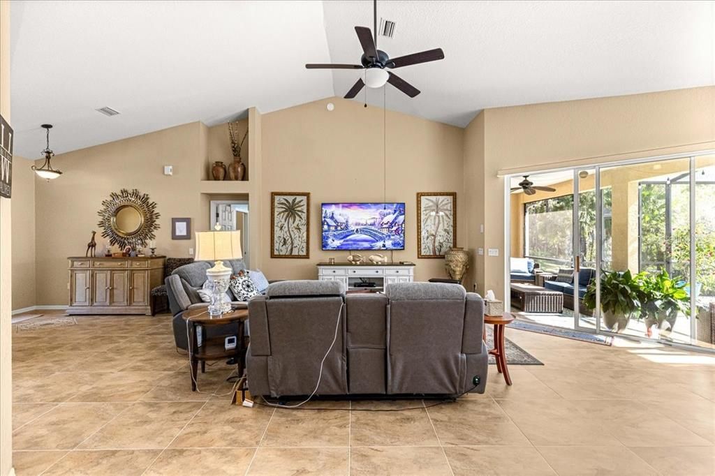 En Venta: $420,000 (3 camas, 2 baños, 2117 Pies cuadrados)