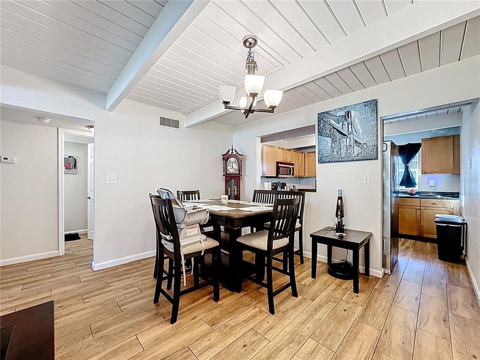 待售: $189,000 (2 贝兹, 1 浴室, 1116 平方英尺)