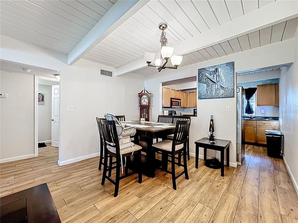 待售: $189,000 (2 贝兹, 1 浴室, 1116 平方英尺)