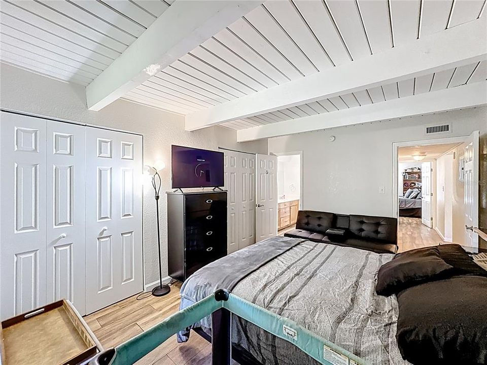 待售: $189,000 (2 贝兹, 1 浴室, 1116 平方英尺)