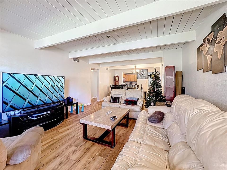 待售: $189,000 (2 贝兹, 1 浴室, 1116 平方英尺)