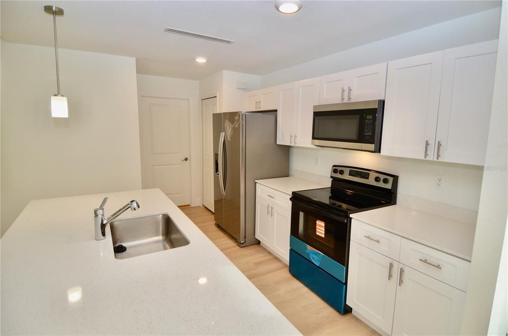 В аренду: $1,990 (4 спален, 2 ванн, 1556 Квадратных фут)