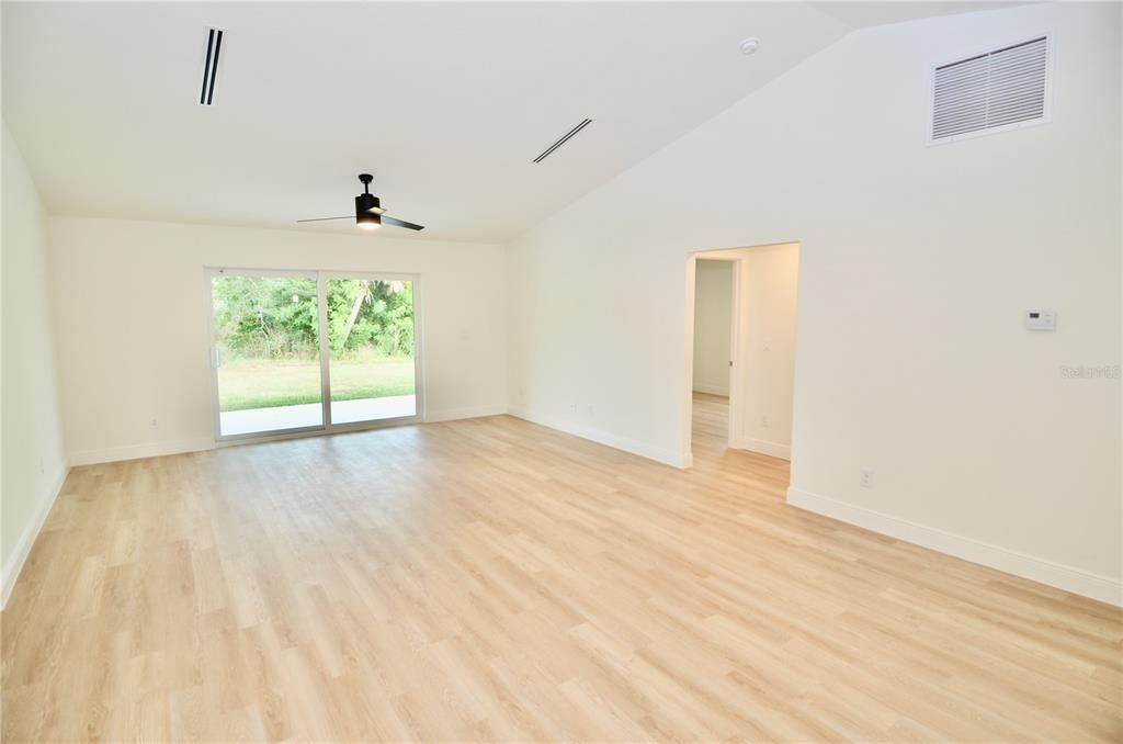 В аренду: $1,990 (4 спален, 2 ванн, 1556 Квадратных фут)