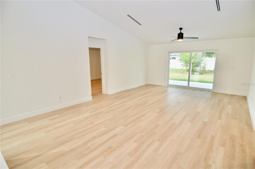 В аренду: $1,990 (4 спален, 2 ванн, 1556 Квадратных фут)