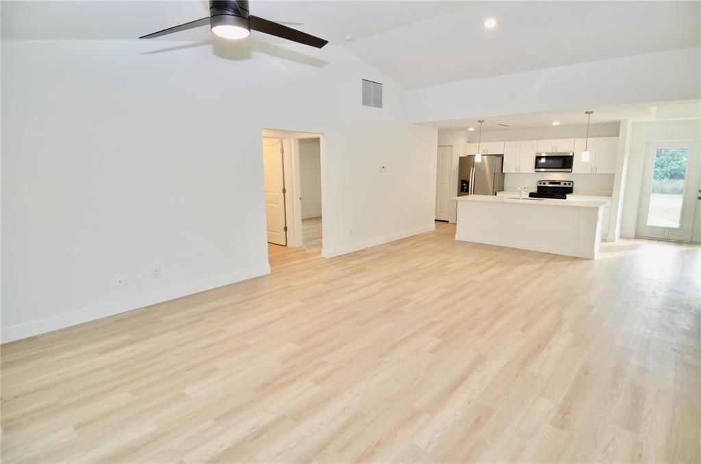 В аренду: $1,990 (4 спален, 2 ванн, 1556 Квадратных фут)