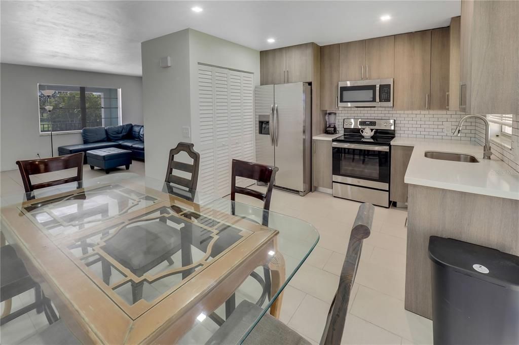 待售: $429,000 (4 贝兹, 0 浴室, 1800 平方英尺)