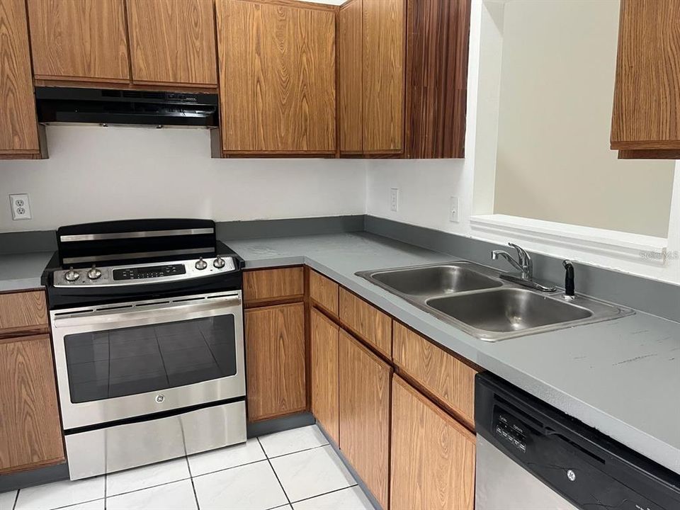 For Rent: $1,900 (2 beds, 2 baths, 930 Square Feet)