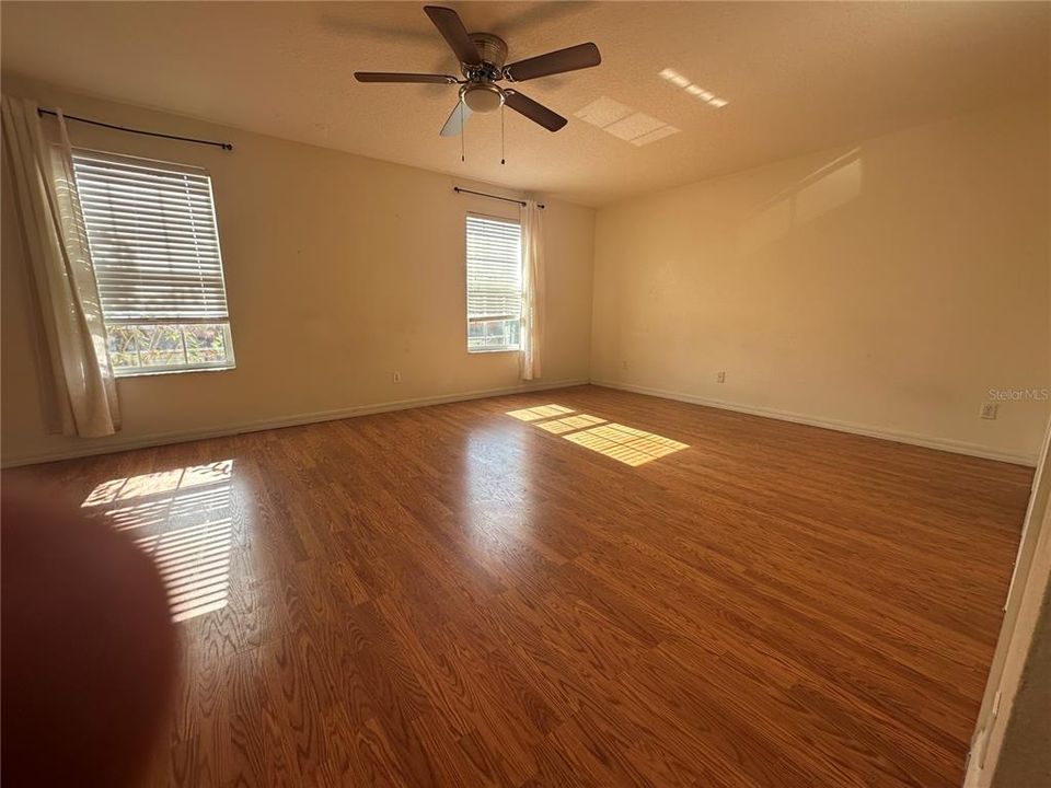 For Rent: $2,100 (3 beds, 2 baths, 1872 Square Feet)