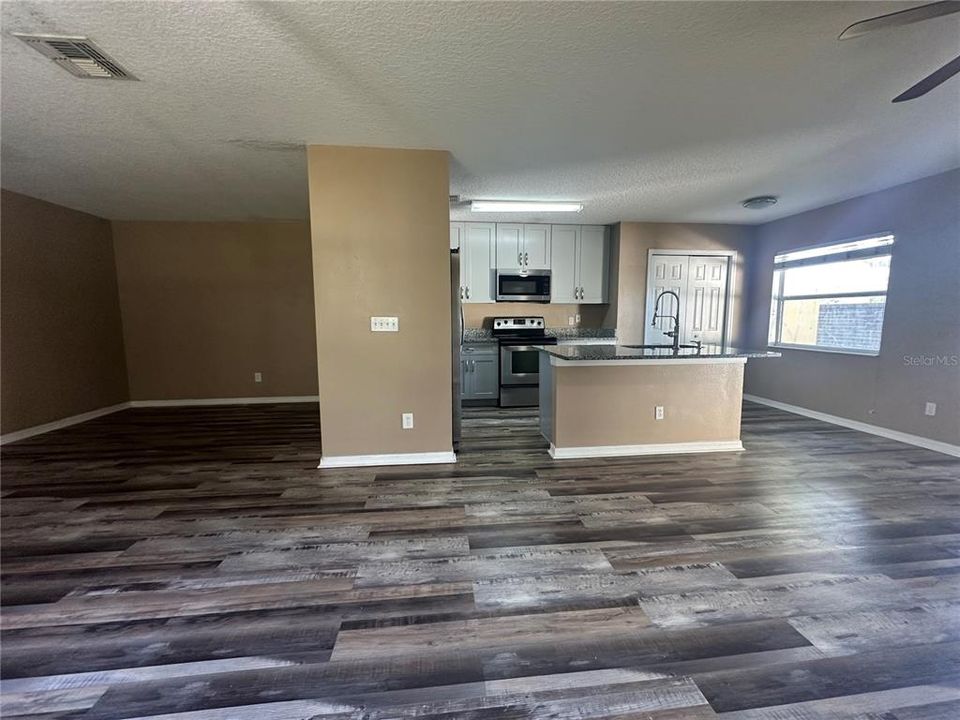 For Rent: $2,100 (3 beds, 2 baths, 1872 Square Feet)