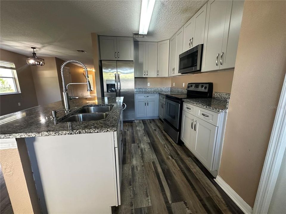 For Rent: $2,100 (3 beds, 2 baths, 1872 Square Feet)